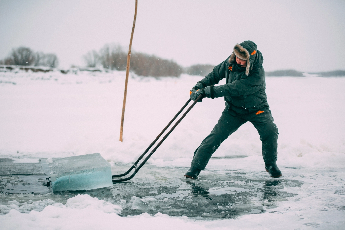 Заготовка льда в Якутии 