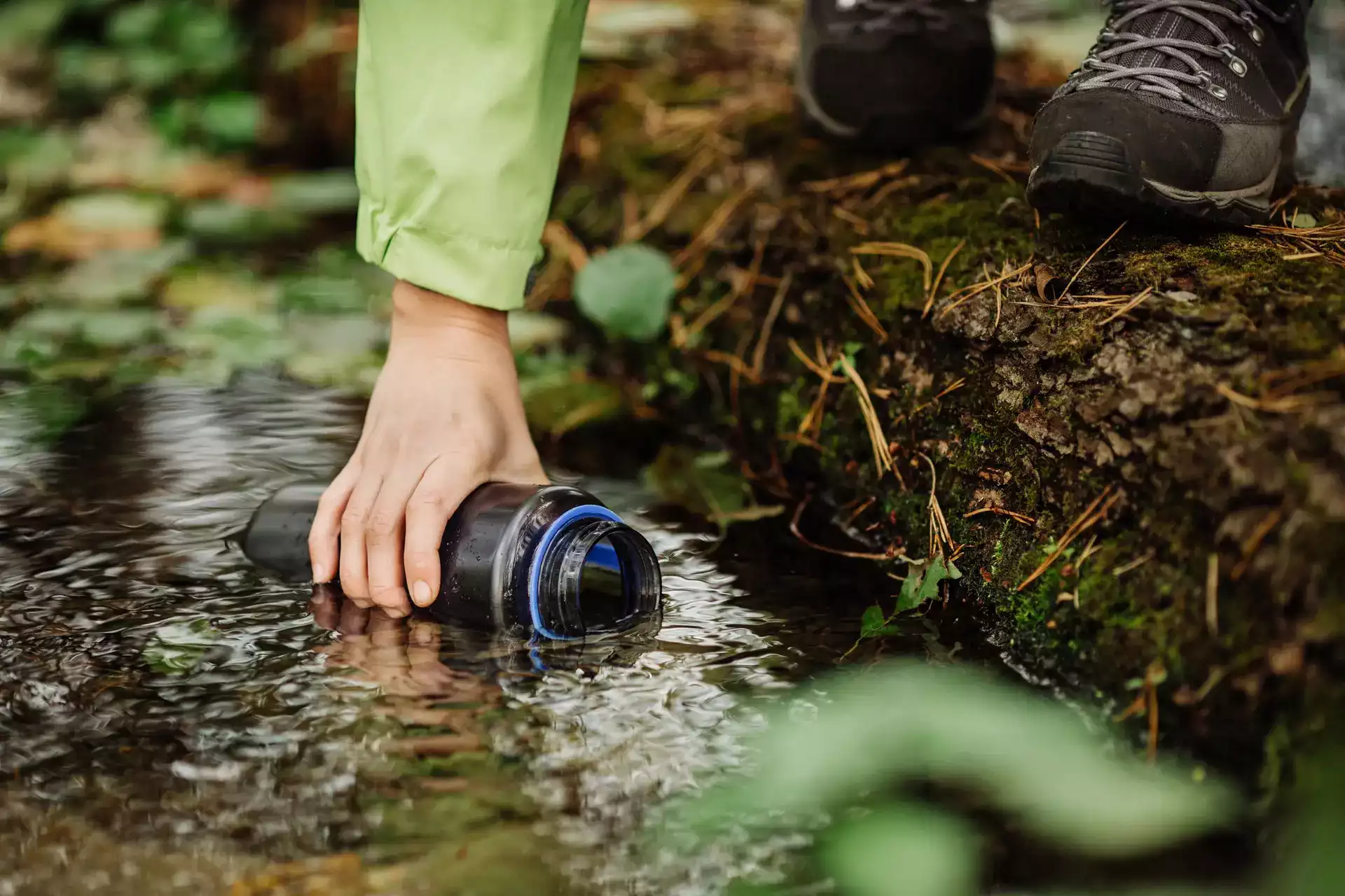 Путь к безопасности: Методы очистки воды в походных поездках 